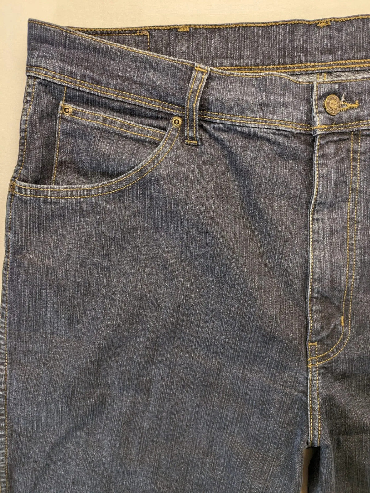 Wrangler straight jeans dark blue wash 5-pocket design with zipper, durable cotton blend.