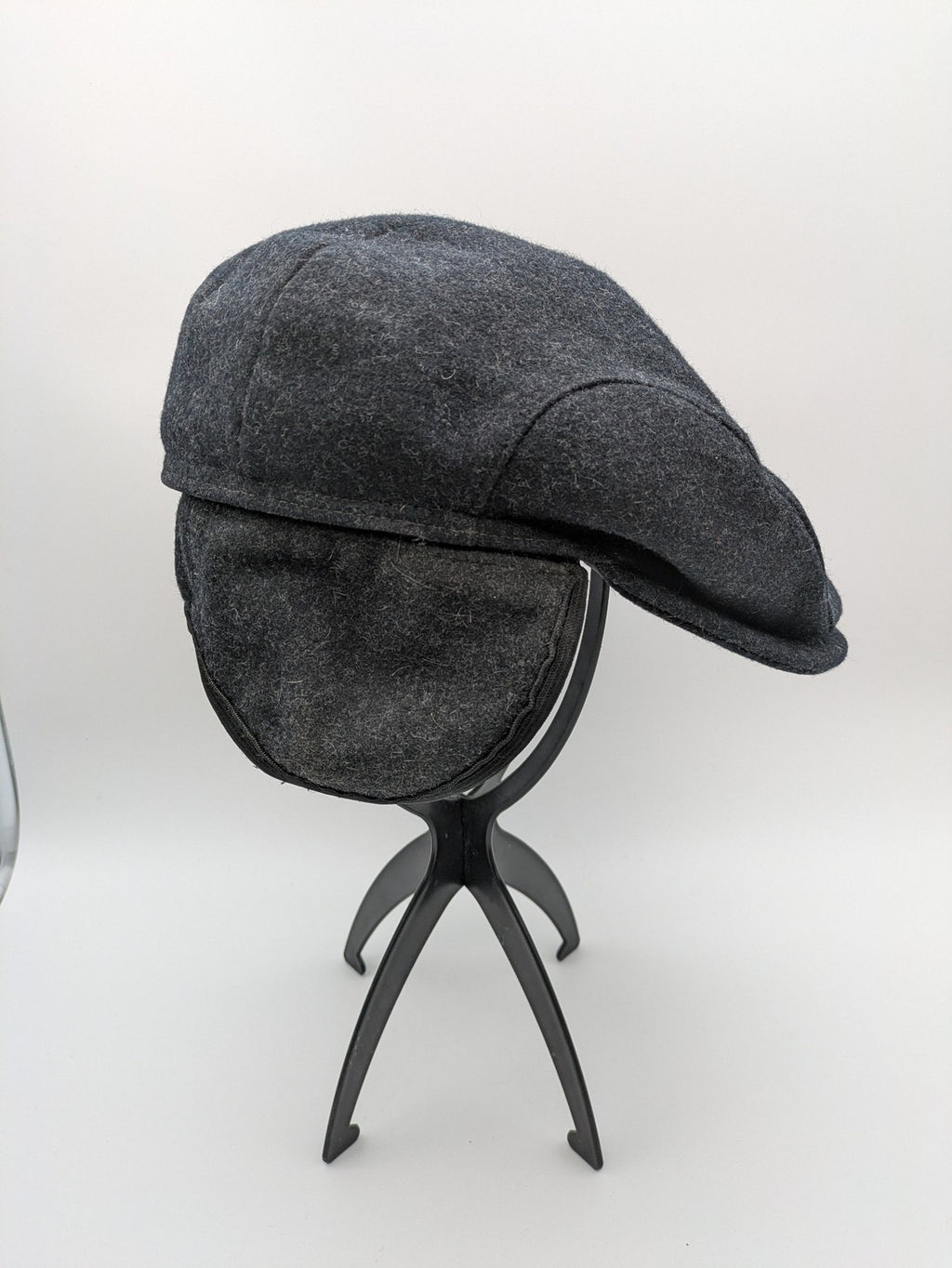 Wigéns grey flat cap wool with foldable ear flaps and classic design.