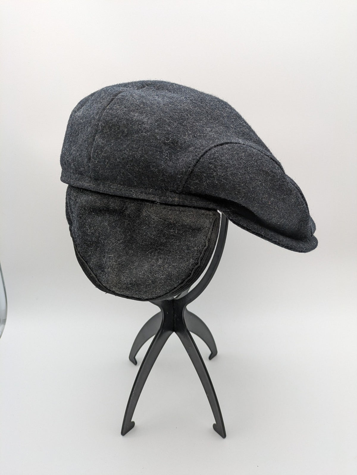 Wigéns grey flat cap wool with foldable ear flaps and classic design.