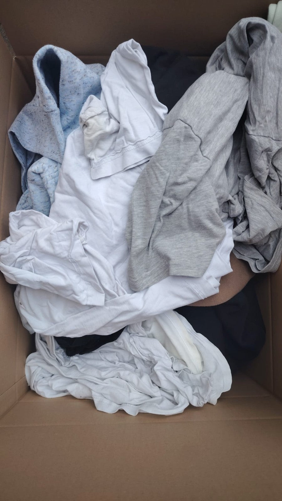 Hoodies white pullover cotton and polyester, suitable for print-on-demand and textile printing.