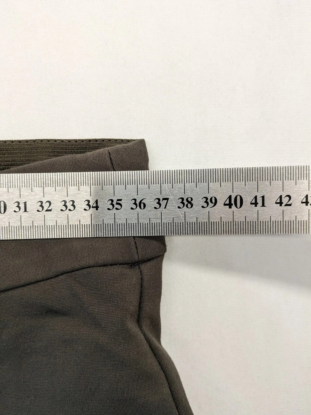 H&M khaki pants with front seam detail and stretchy material for comfort.