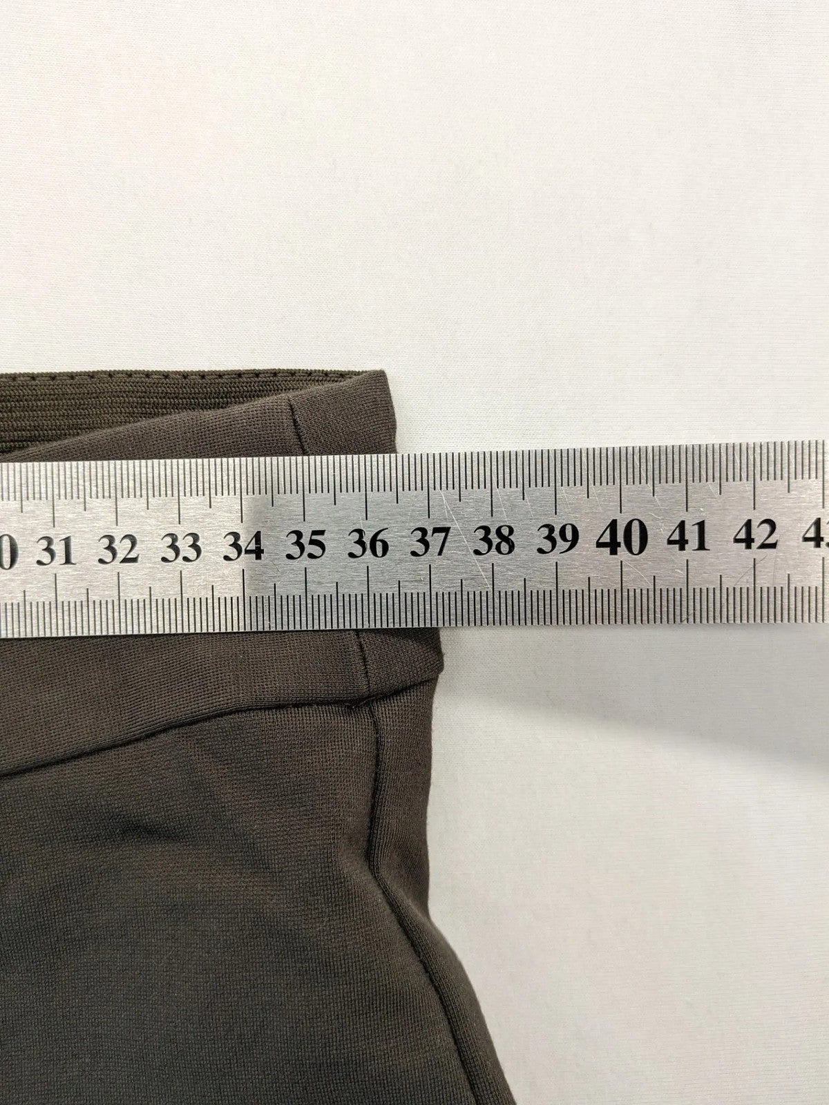H&M khaki pants with front seam detail and stretchy material for comfort.