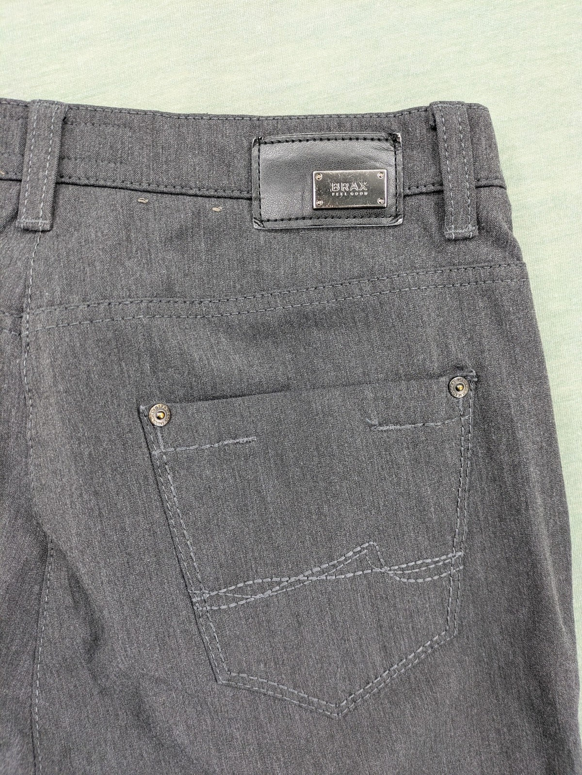 BRAX pants pink 5-pocket design with stretch material and logo detail.