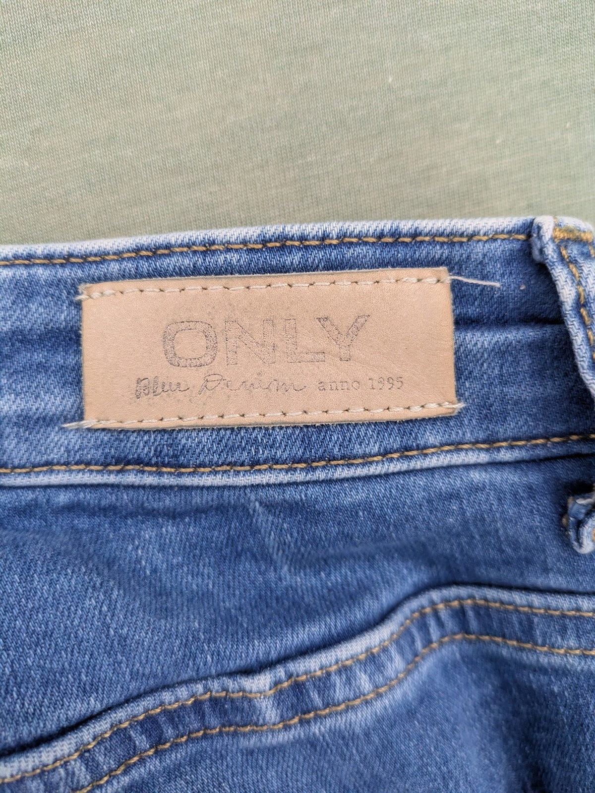 ONLY blue skinny jeans with frayed raw hem and classic 5-pocket design.