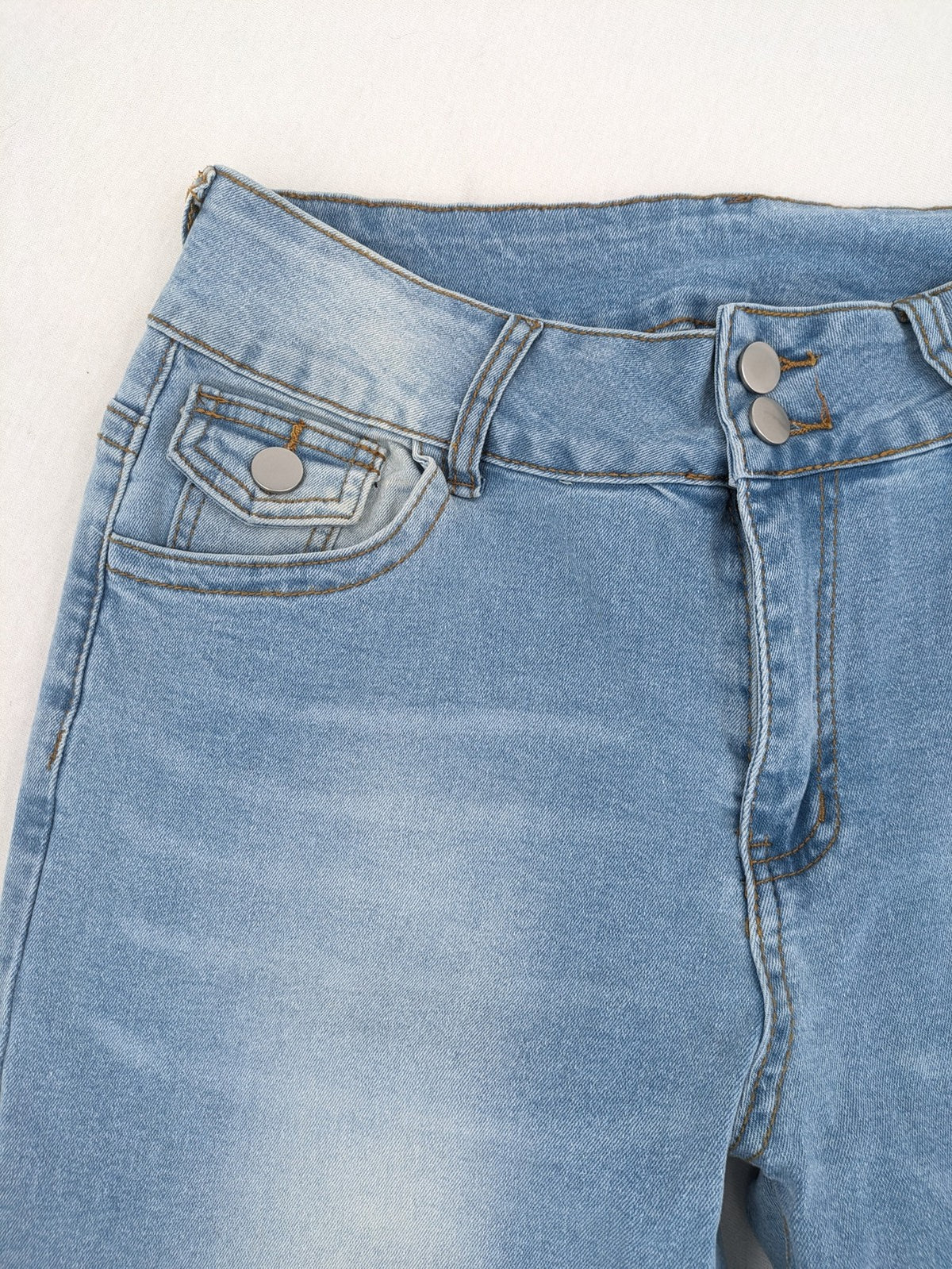 Straight Leg blue straight jeans high waist with unique double button closure.