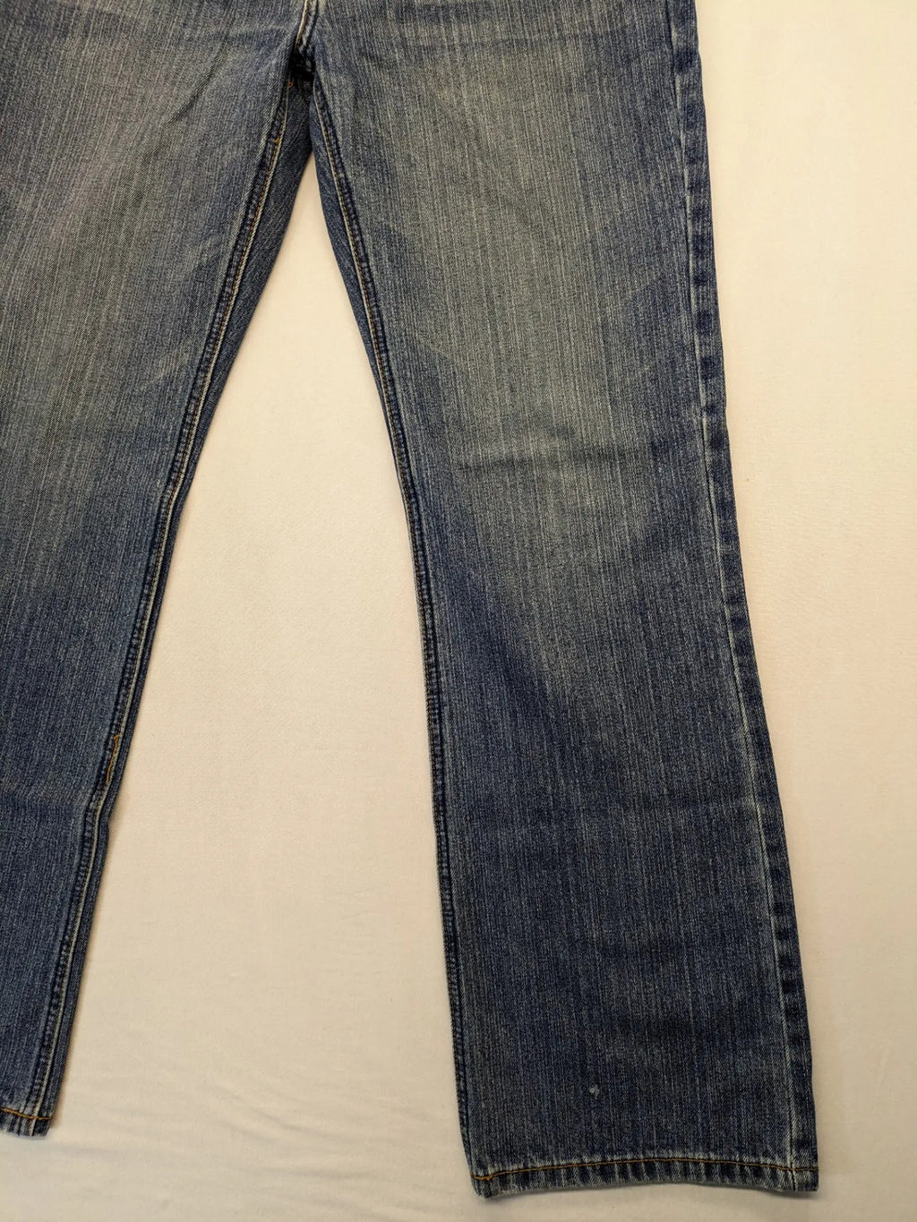 Zuni blue straight jeans 5-pocket design with zipper and decorative rivets.