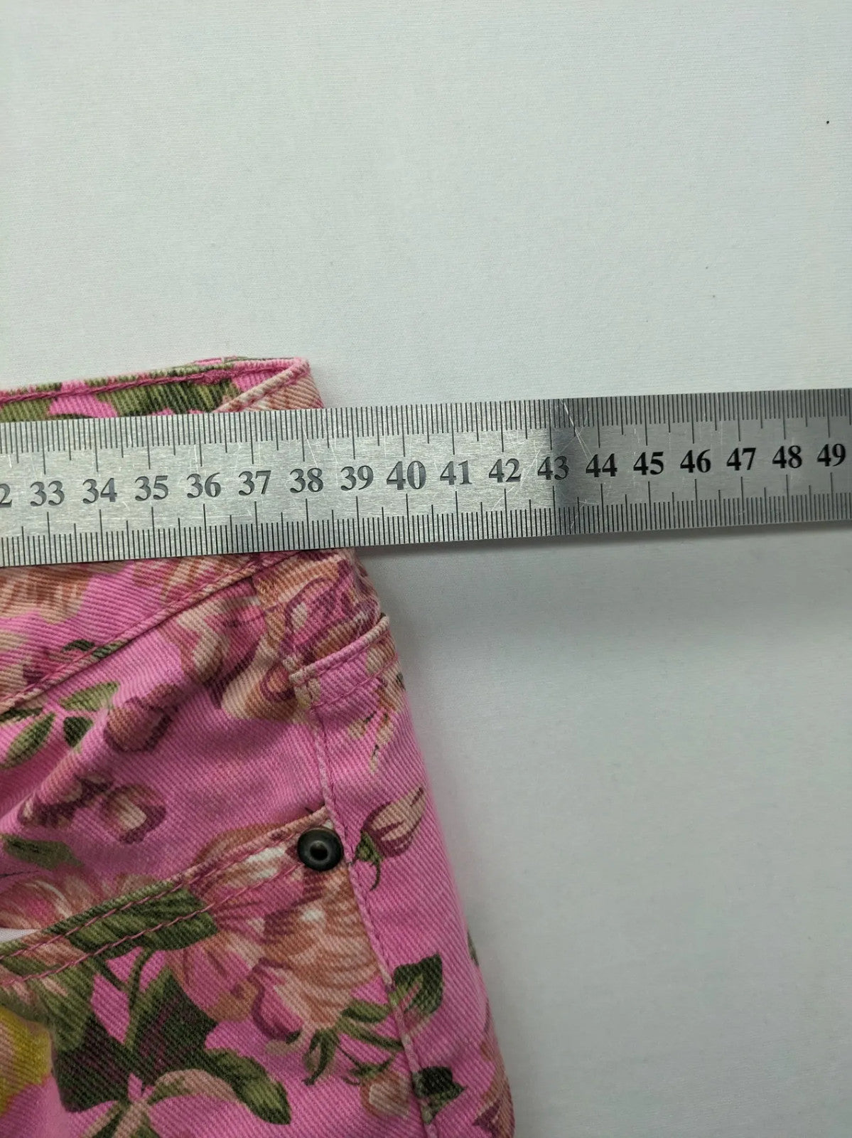 Crazy World floral straight jeans pink with 5-pocket design and slim fit.