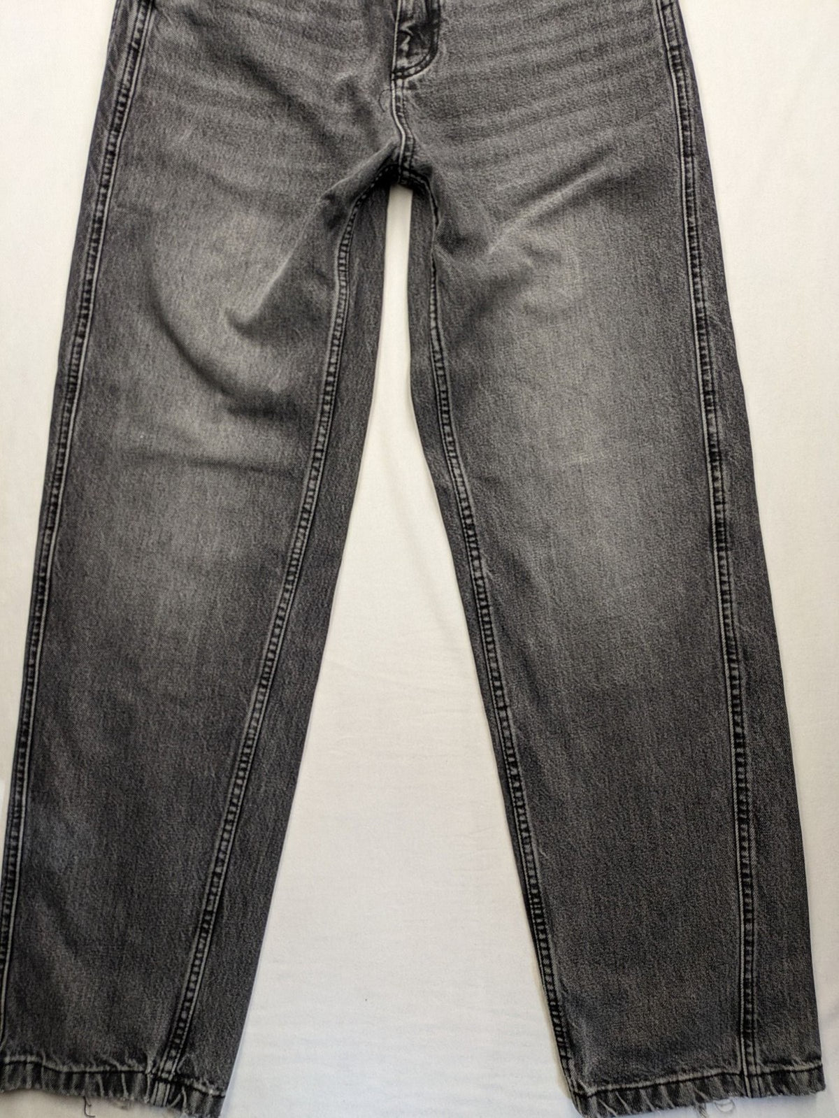 Retro black straight jeans washed denim vintage look with baggy fit and distressed details.
