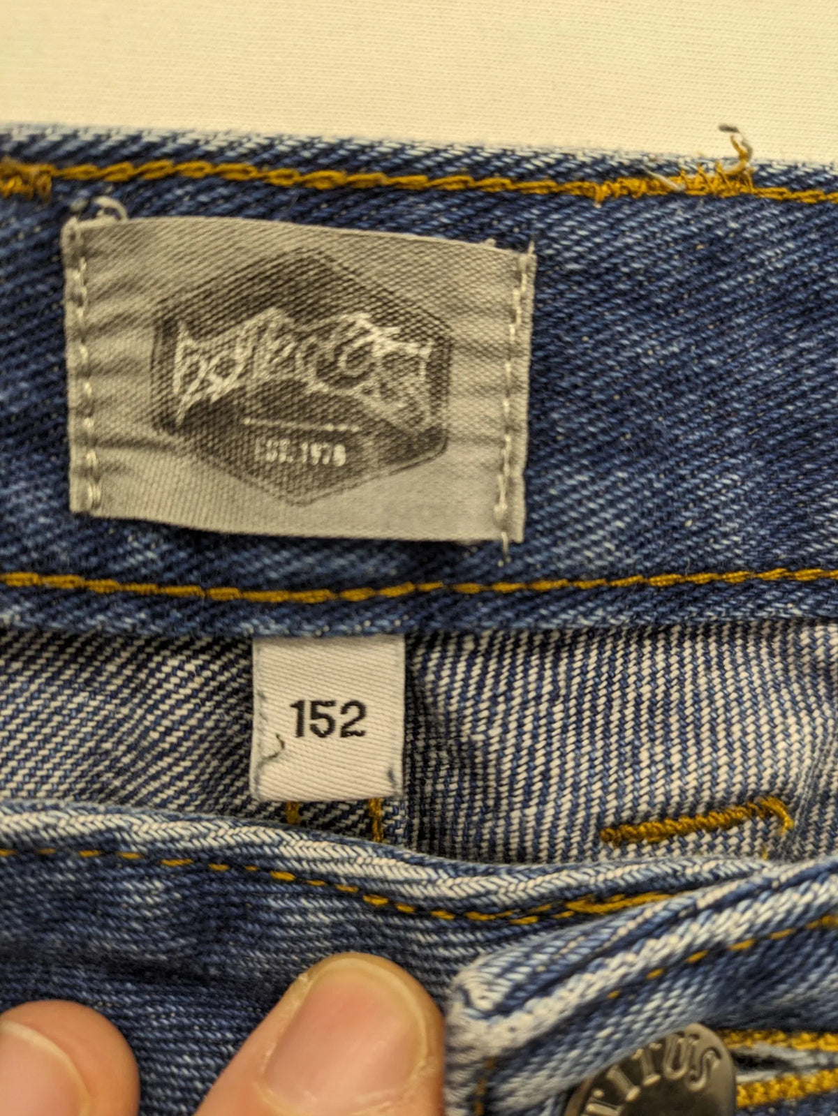 Ozzy blue straight jeans vintage 90s with pink logo patch and classic wash.
