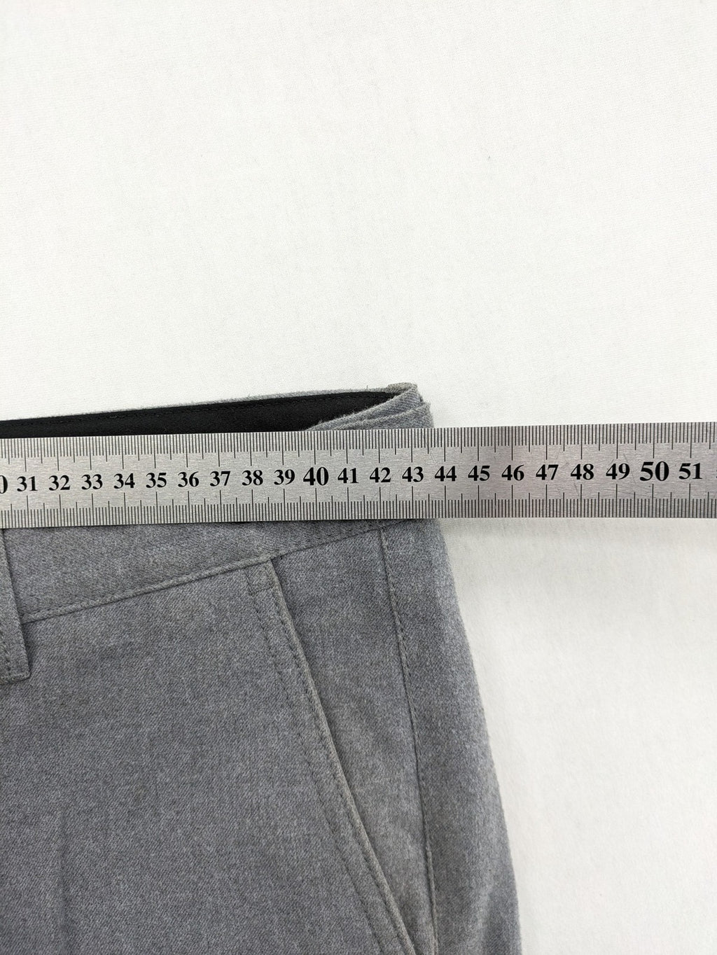 Zara pink pants with button and zipper closure, featuring side pockets and elegant design.