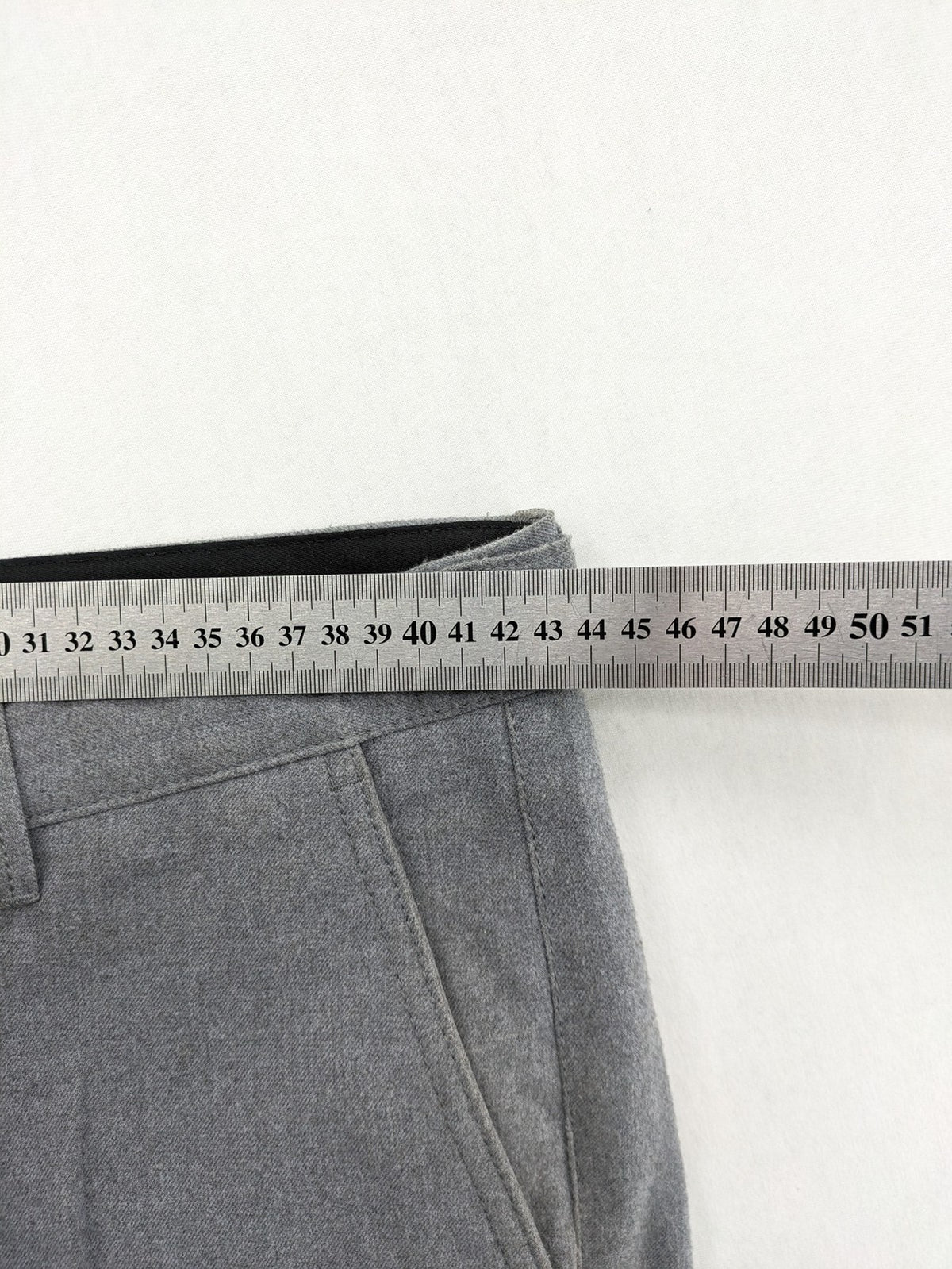 Zara pink pants with button and zipper closure, featuring side pockets and elegant design.