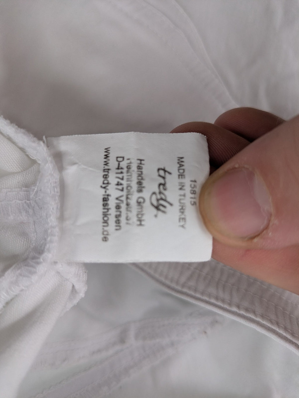 TREDY white capri pants with delicate floral embroidery and wide comfort waistband.