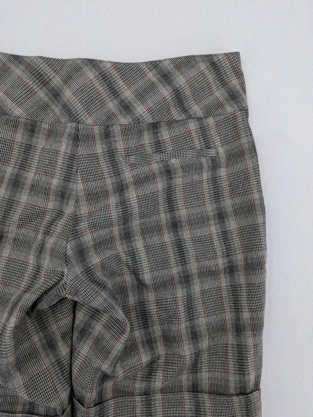 Lindex grey checkered bermuda shorts with red accents, high waist, decorative button detail.