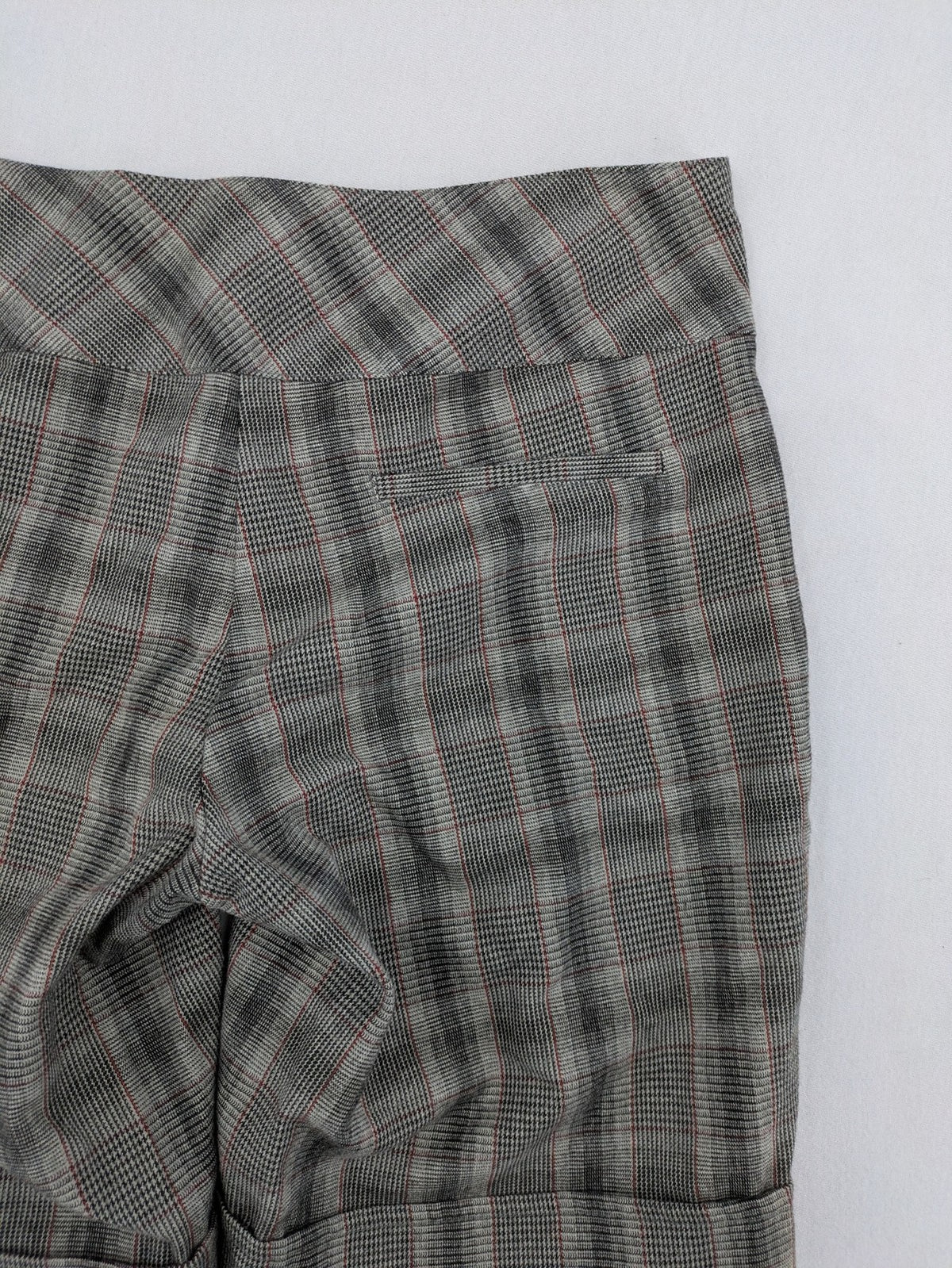 Lindex grey checkered bermuda shorts with red accents, high waist, decorative button detail.
