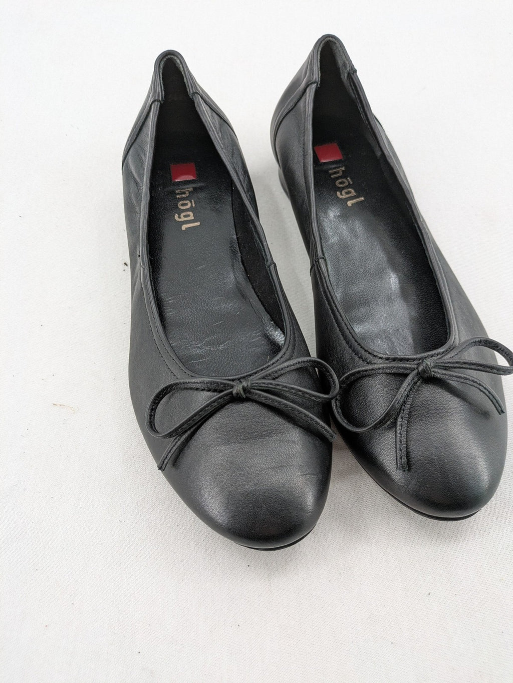 Högl black ballerinas smooth leather with decorative bow and rounded toe design.