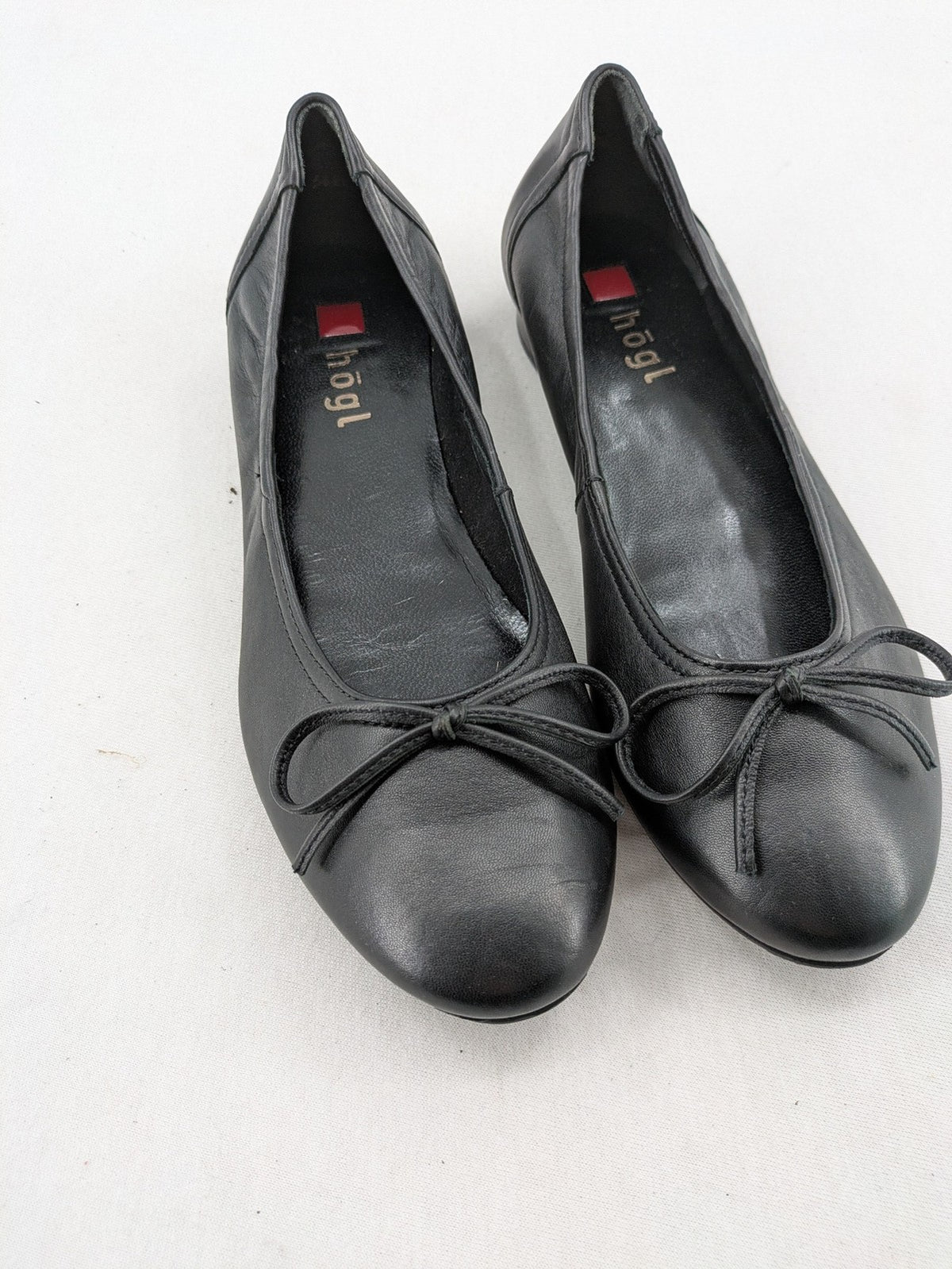 Högl black ballerinas smooth leather with decorative bow and rounded toe design.
