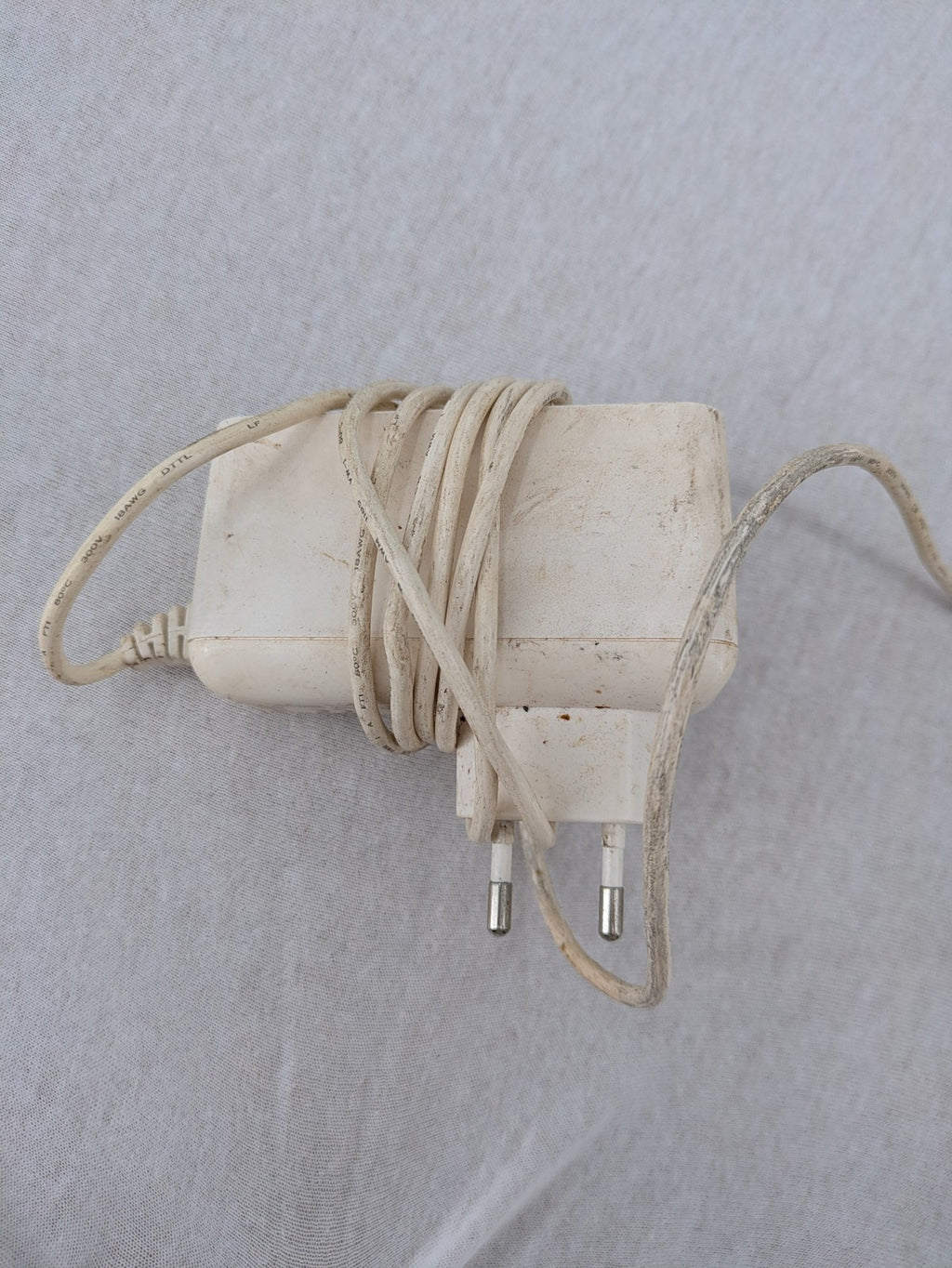 Deutsche Telekom beige wireless router with multiple LAN and VoIP ports.