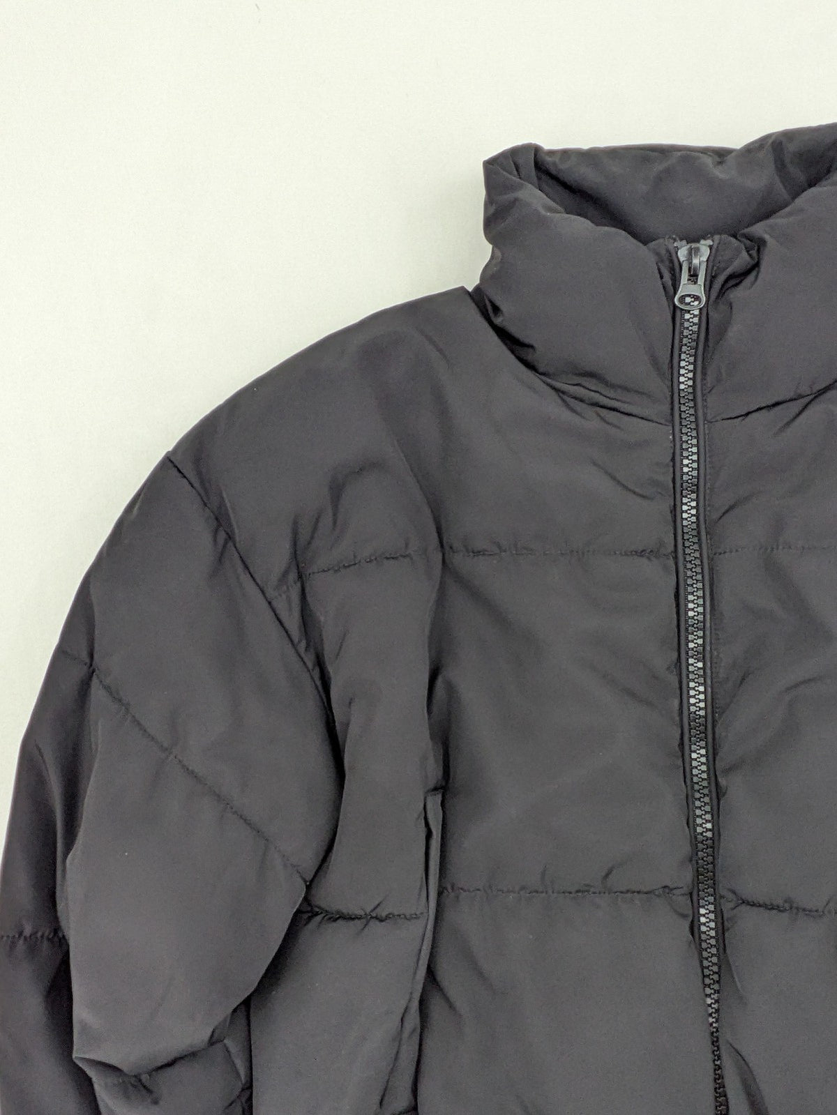 H&M Divided black cropped puffer jacket with zip closure and high collar.