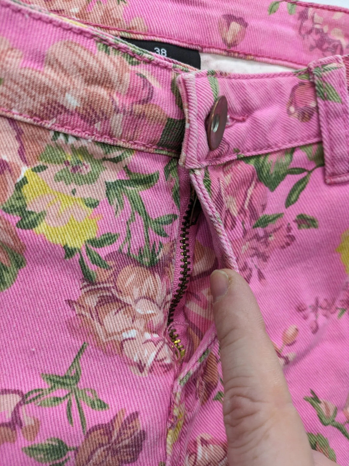 Crazy World floral straight jeans pink with 5-pocket design and slim fit.