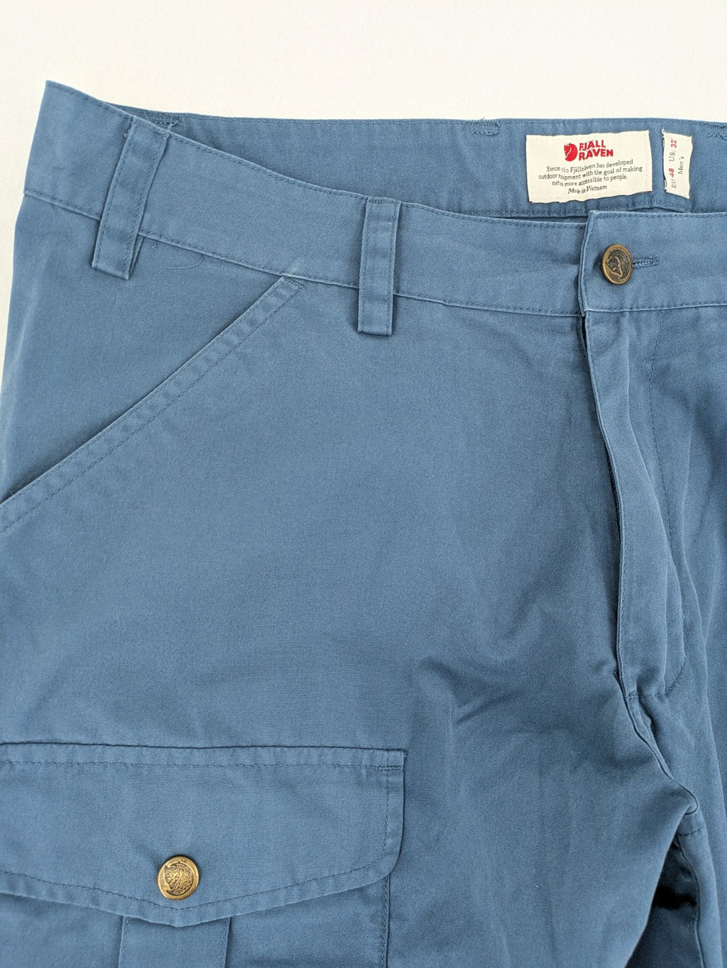 Fjällräven blue trousers G-1000 fabric, regular fit, mid waist, versatile for outdoor activities.