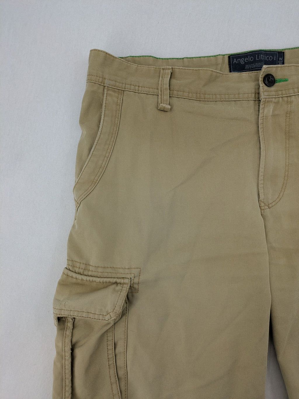 Angelo Litrico beige cargo shorts with multiple pockets and durable cotton material.