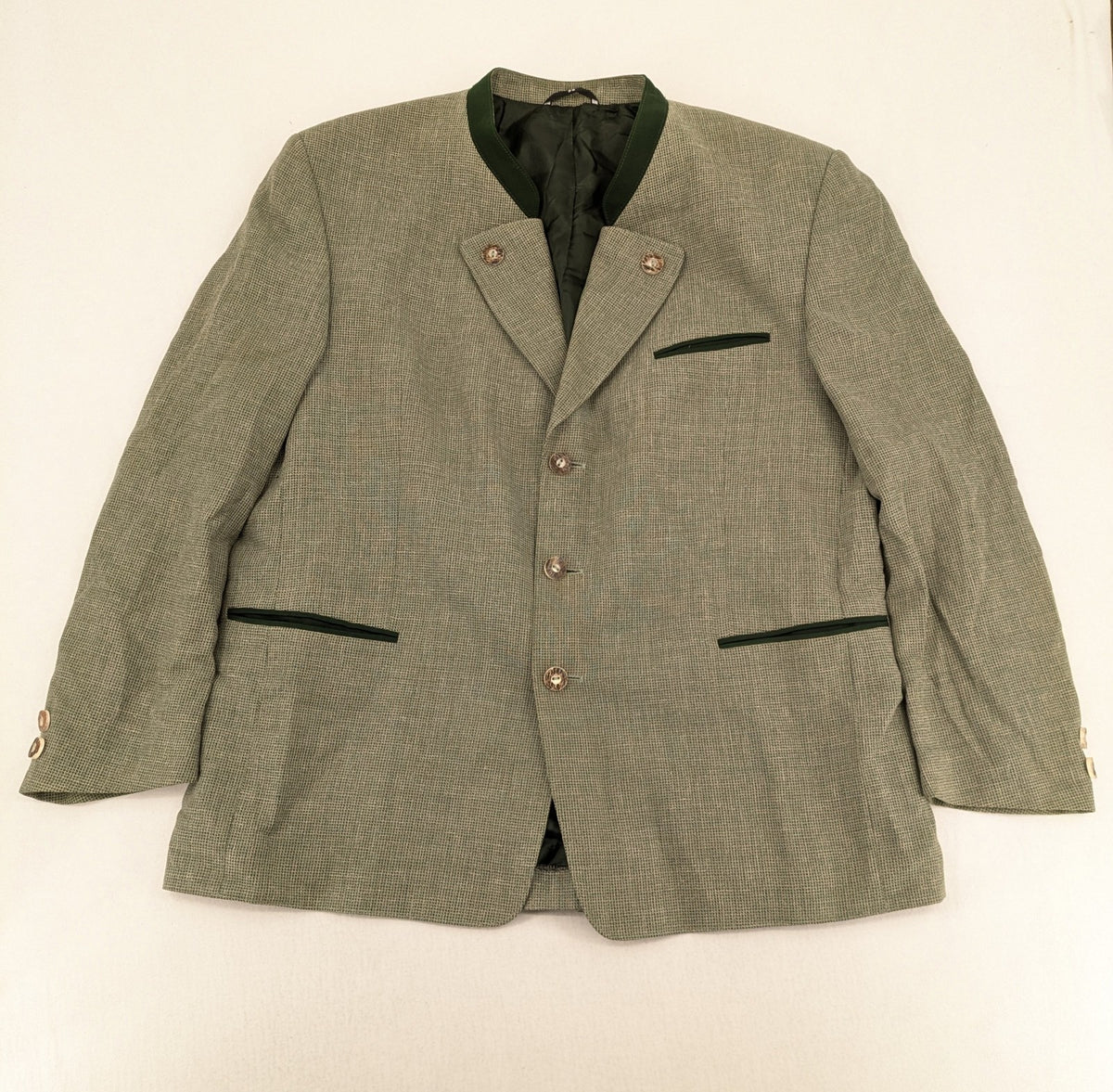 Traunsee Trachten green jacket with standing collar, decorative buttons, and premium wool-linen blend.