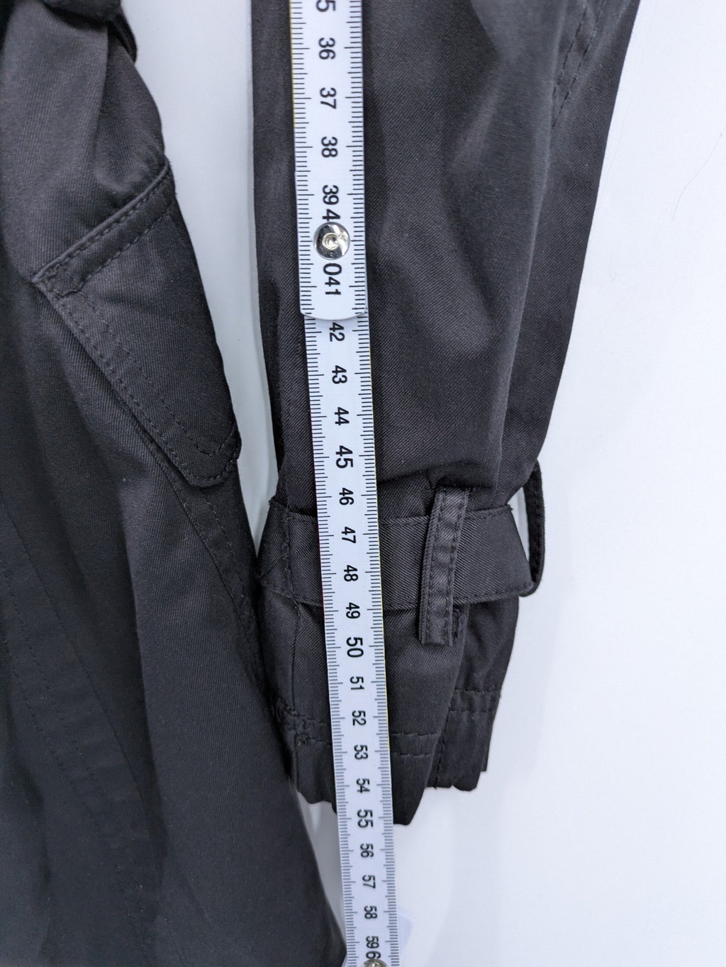 Amisu grey trench coat double-breasted design with elegant collar and belted waist.