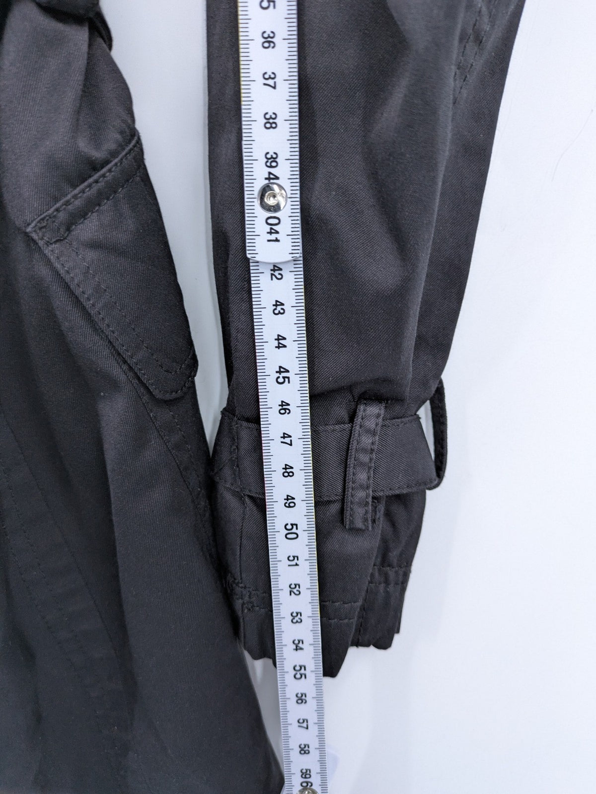 Amisu grey trench coat double-breasted design with elegant collar and belted waist.