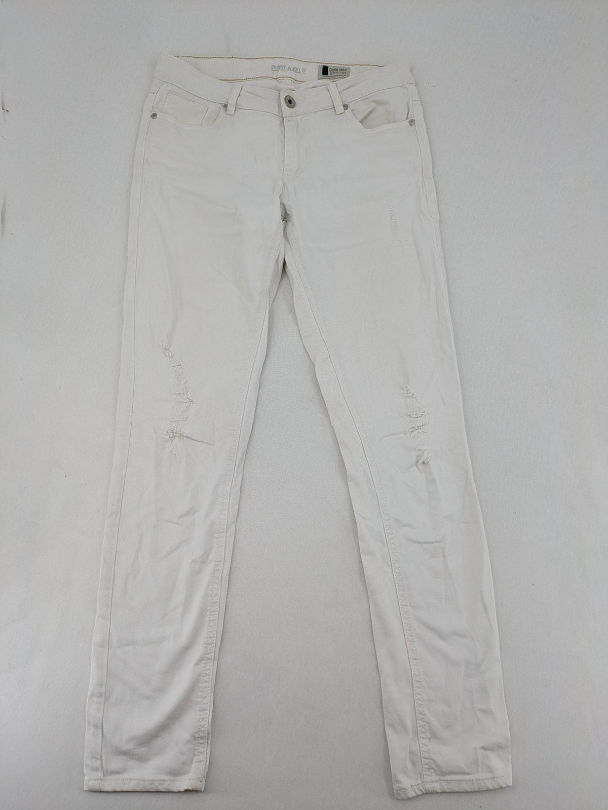 Denim 1982 white skinny jeans with distressed details and classic 5-pocket design.