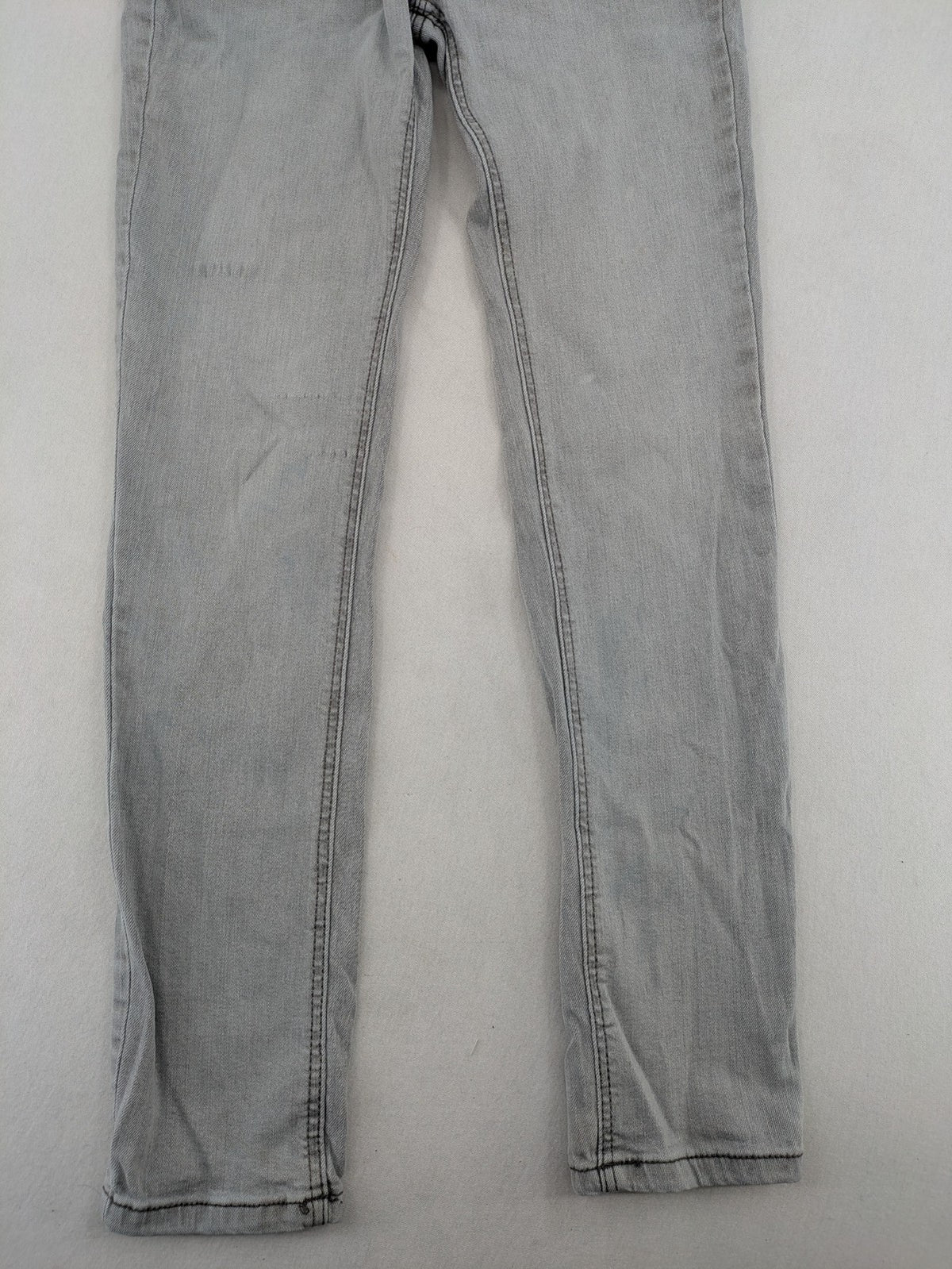 C&A grey skinny jeans for girls, soft stretch denim, classic fit, versatile wash.