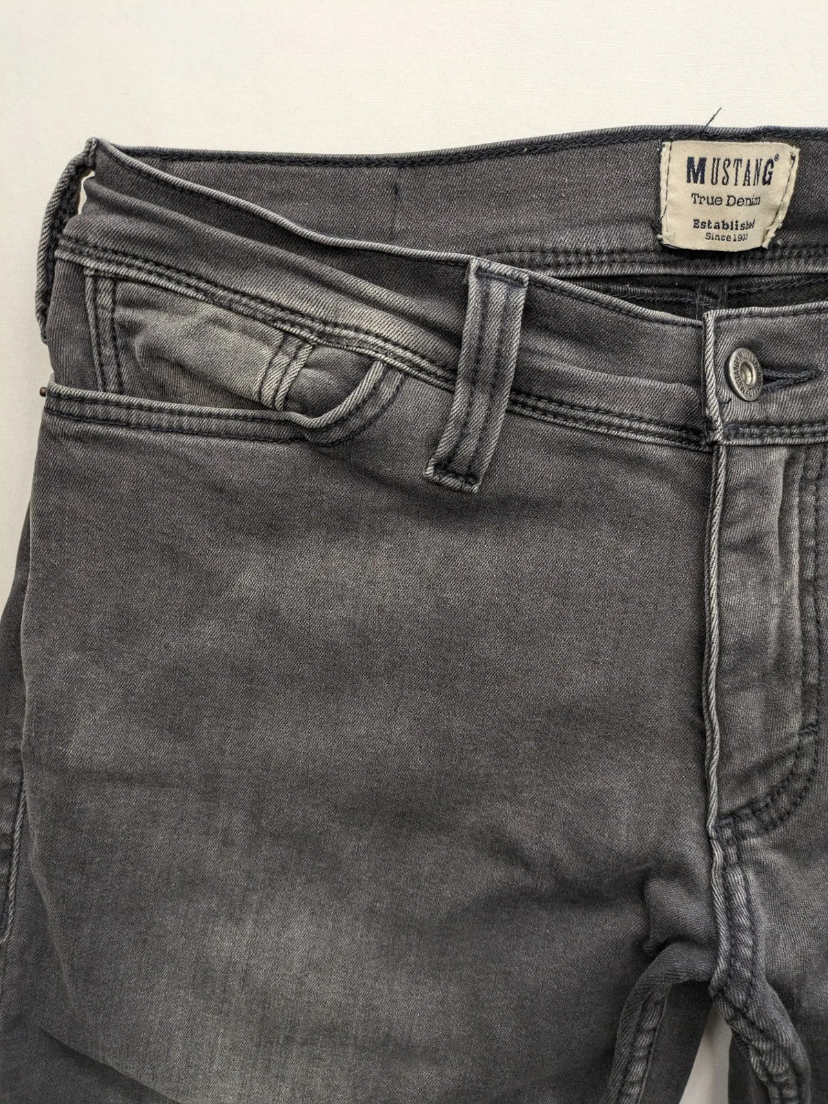 Mustang straight jeans grey washed look with classic 5-pocket design and zipper.