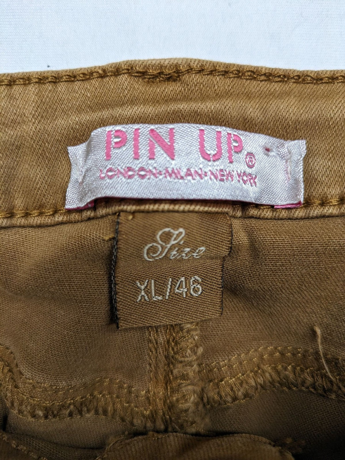 Pin Up khaki skinny jeans classic 5-pocket design with zipper and button closure