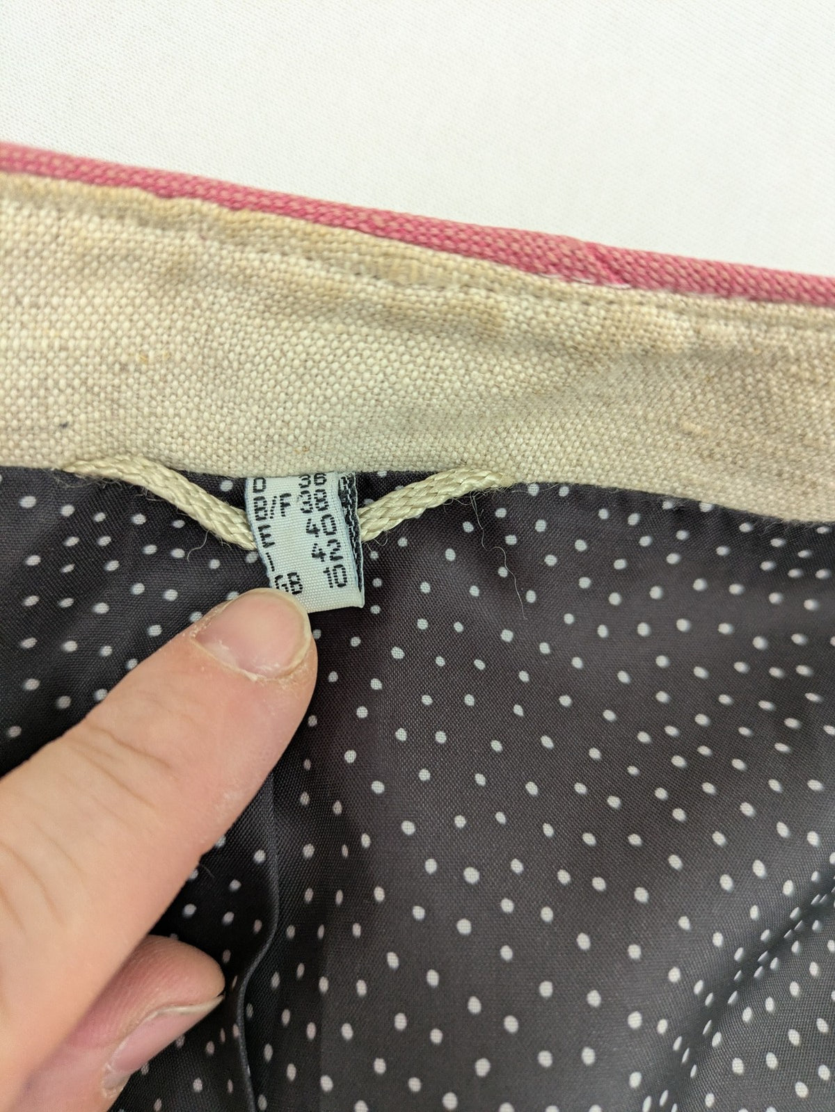 Damen Trachtenjacke beige linen look with pink and blue piping, decorative metal buttons, polka dot lining.