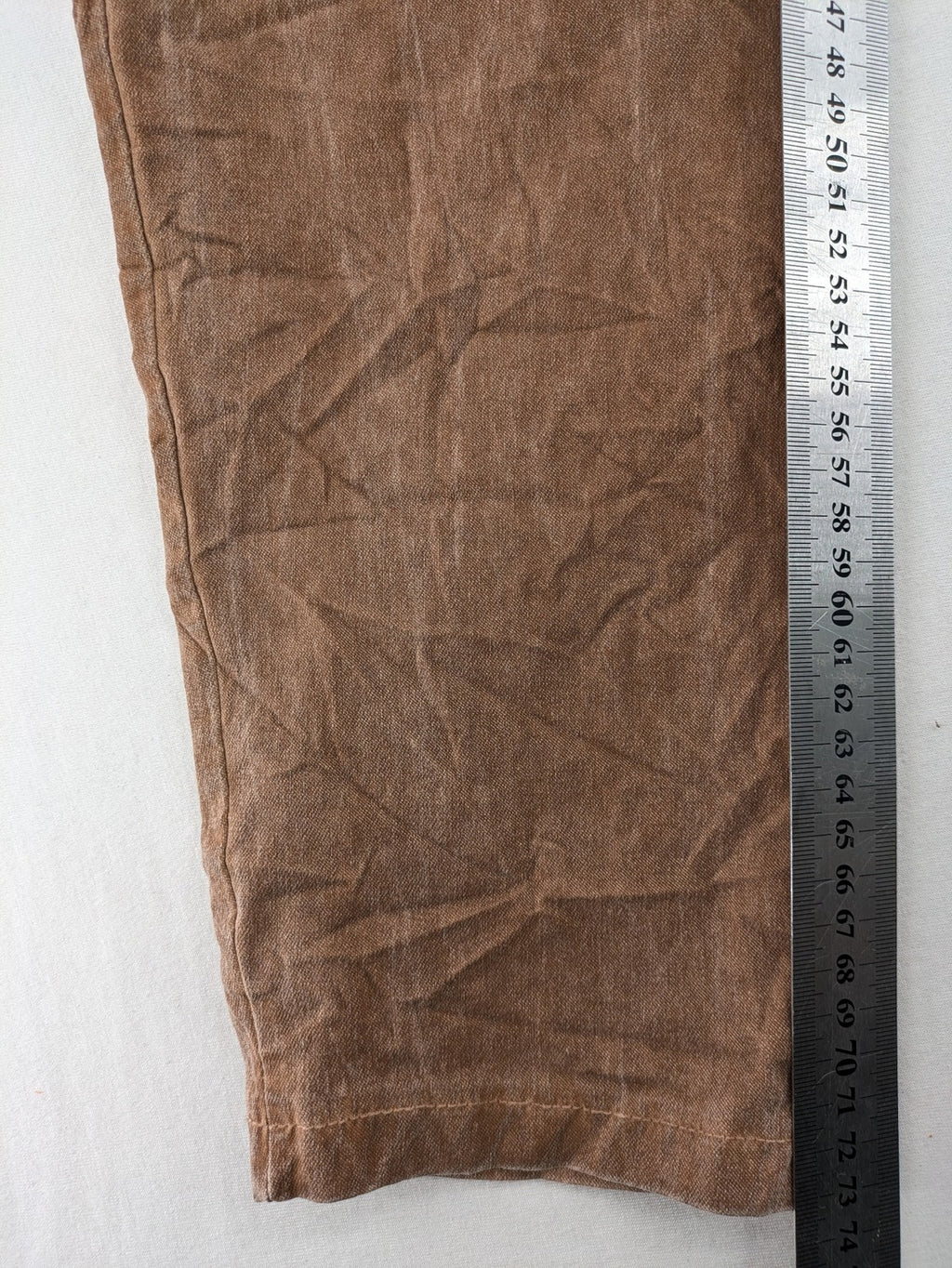 TREDY brown high-waist pants with decorative button placket and elastic waistband, soft knit texture.
