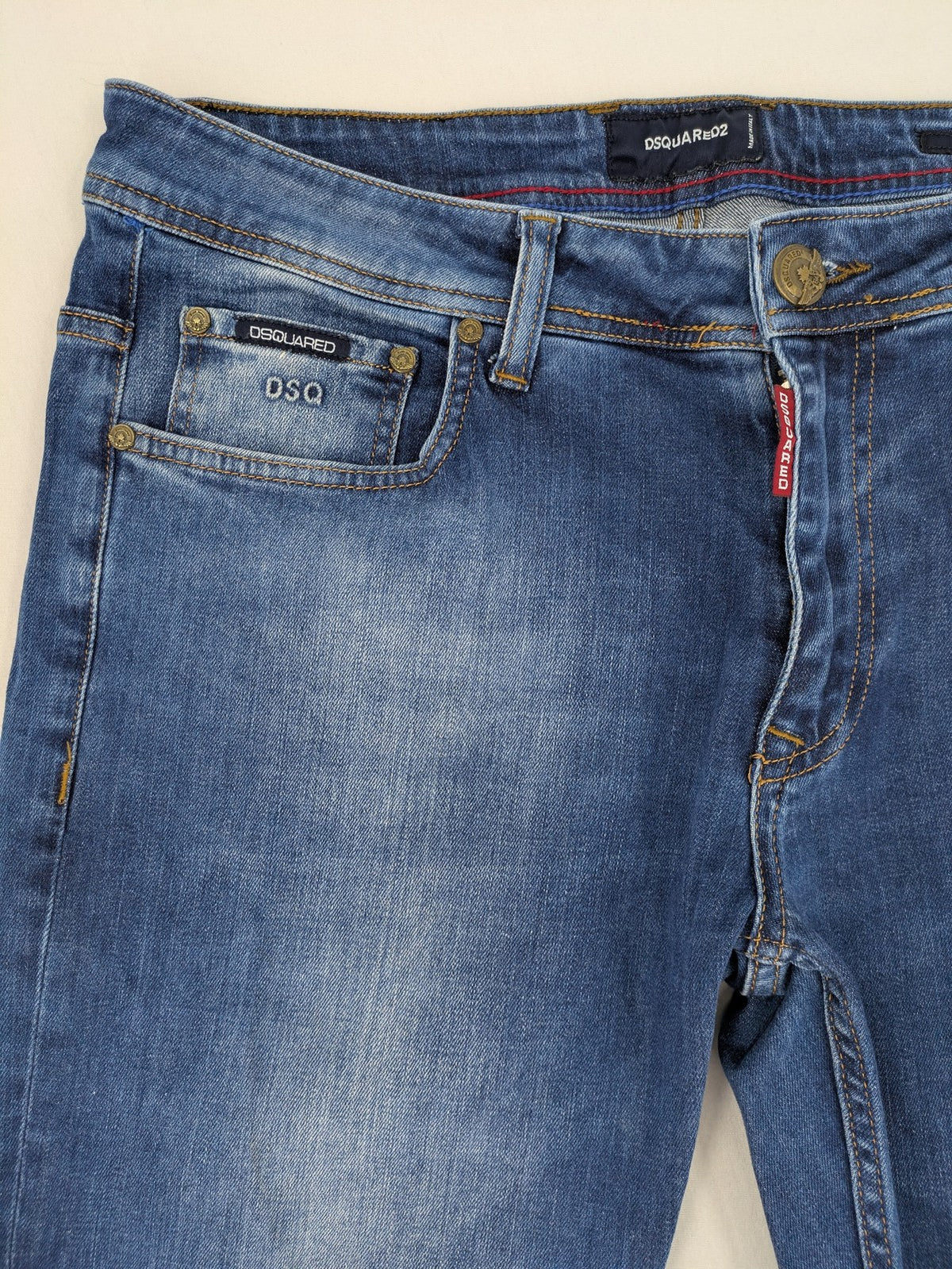 Dsquared2 blue straight jeans with five-pocket design and button fly, made in Italy.