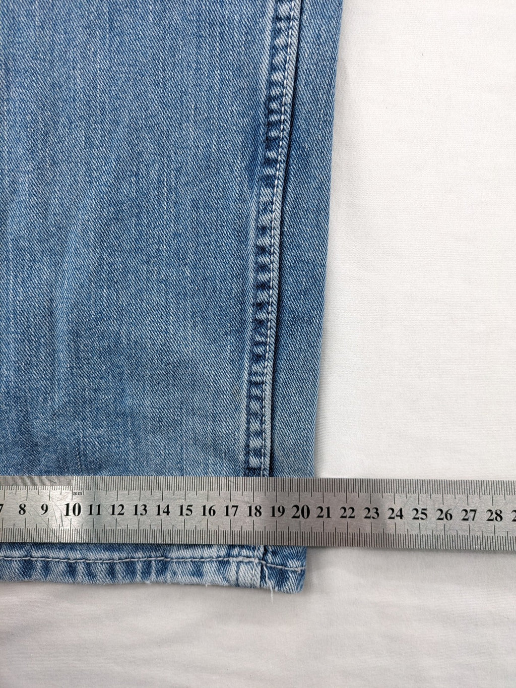 Angelo Litrico blue straight jeans with classic 5-pocket design and button closure.