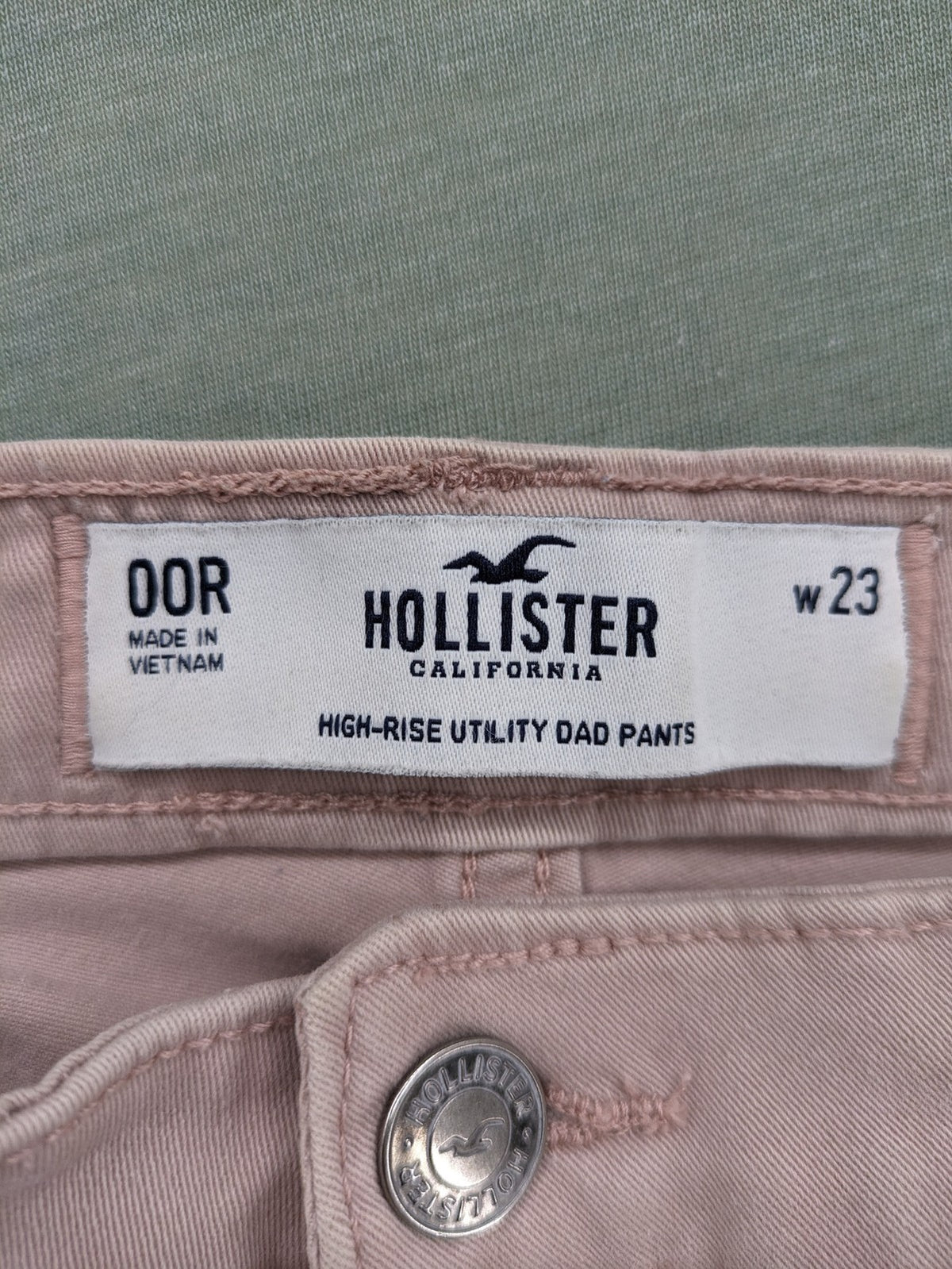 Hollister straight jeans beige high-rise with utility pockets and relaxed fit.