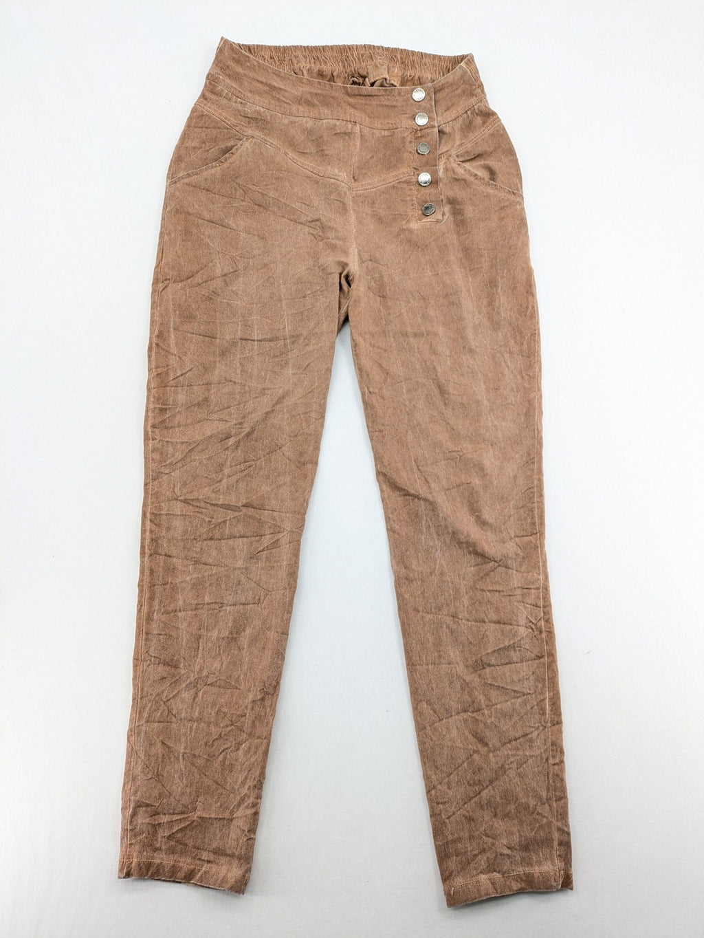 TREDY brown high-waist pants with decorative button placket and elastic waistband, soft knit texture.