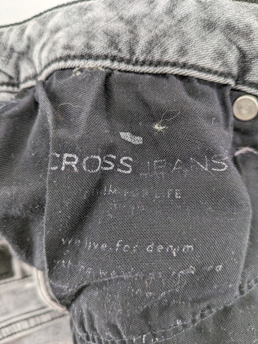 Cross Jeans grey straight jeans slim fit with classic 5-pocket design and used look.