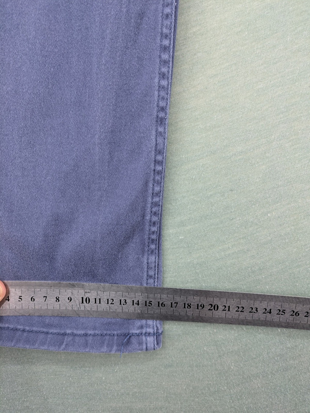 Baumwolle blue pants with adjustable waistband, classic zip fly, and front pockets.