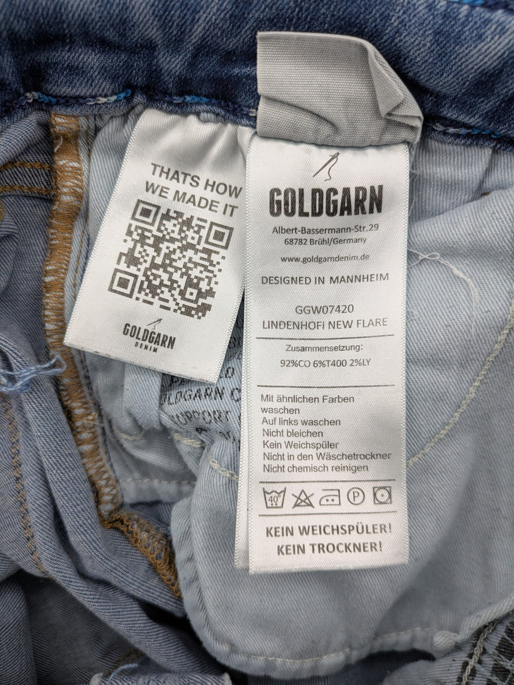 Goldgarn blue flare jeans with classic 5-pocket design and stretch denim material.