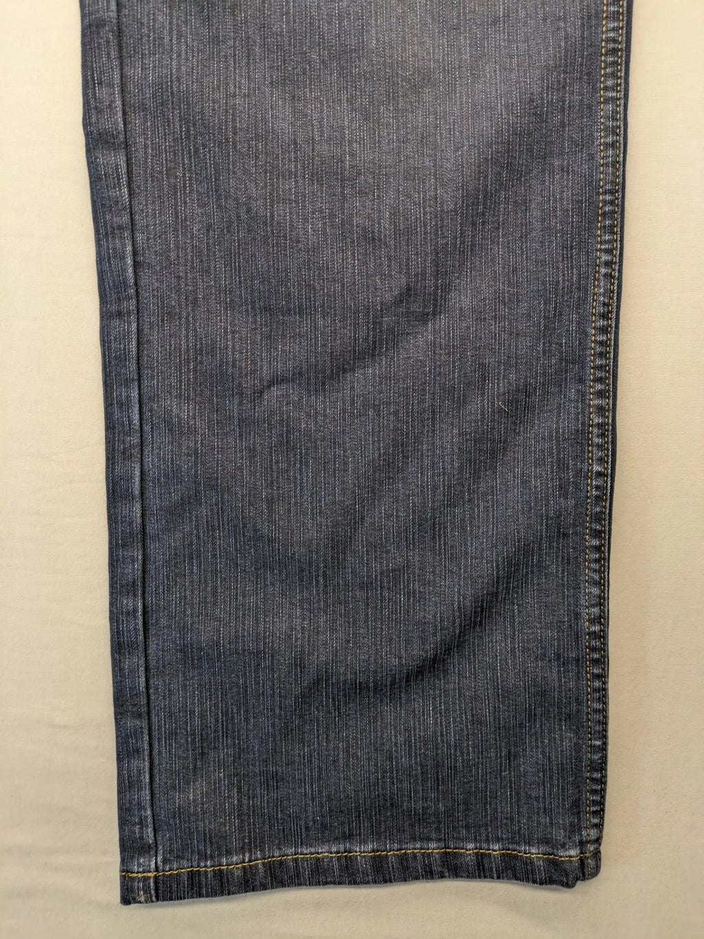 Wrangler straight jeans dark blue wash 5-pocket design with zipper, durable cotton blend.