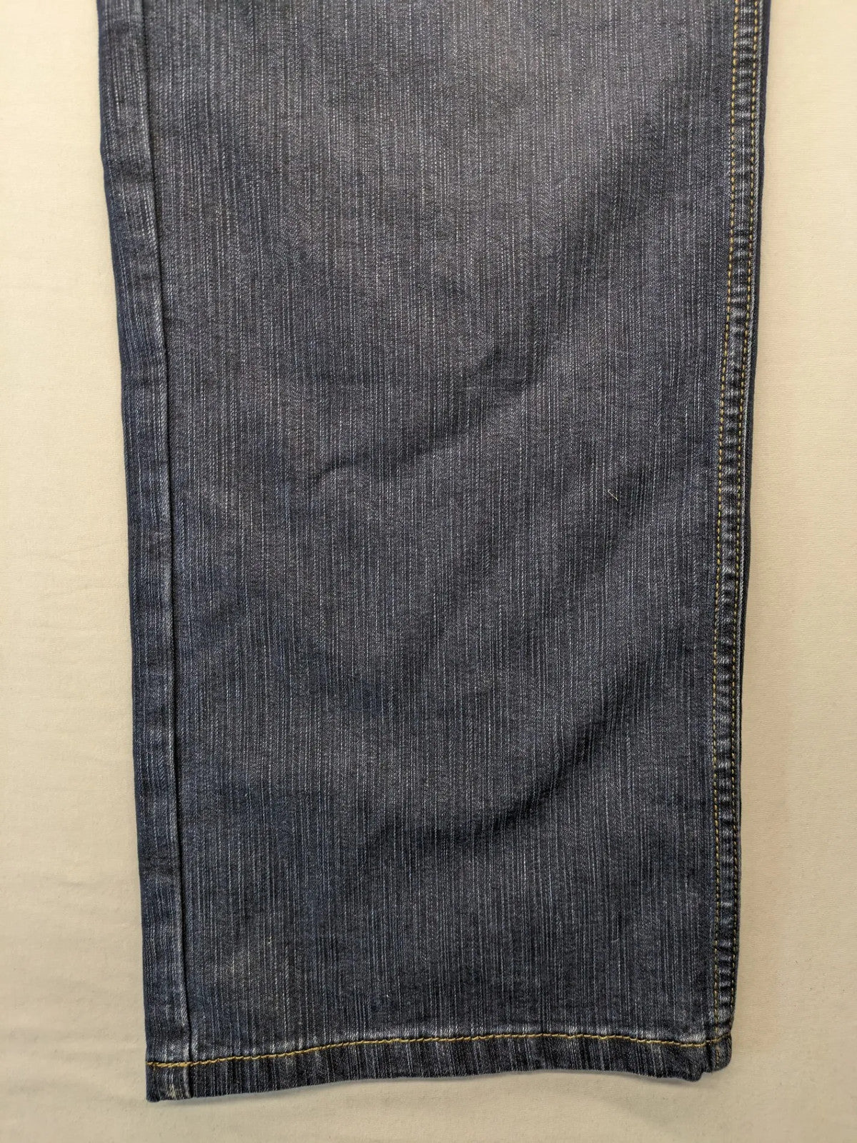 Wrangler straight jeans dark blue wash 5-pocket design with zipper, durable cotton blend.