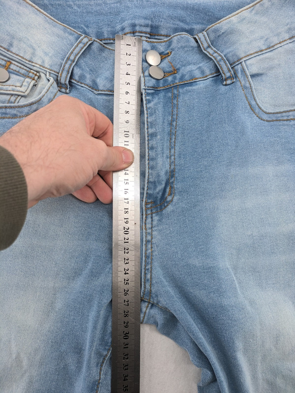 Straight Leg blue straight jeans high waist with unique double button closure.
