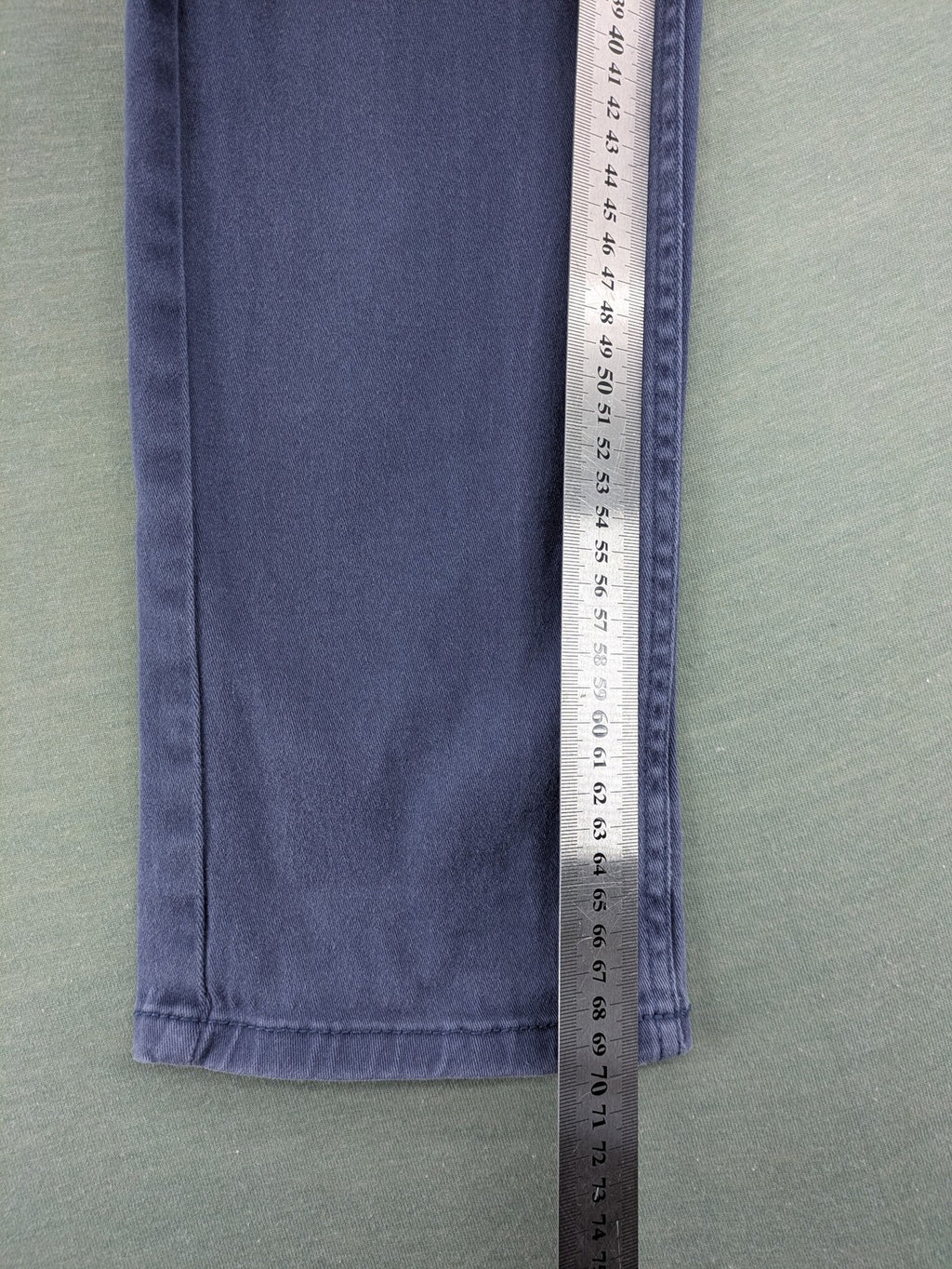 Baumwolle blue pants with adjustable waistband, classic zip fly, and front pockets.