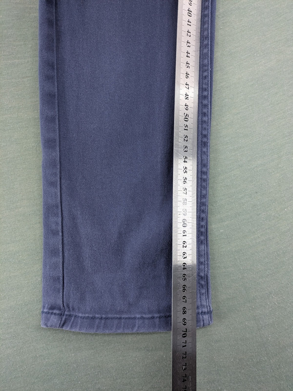 Baumwolle blue pants with adjustable waistband, classic zip fly, and front pockets.
