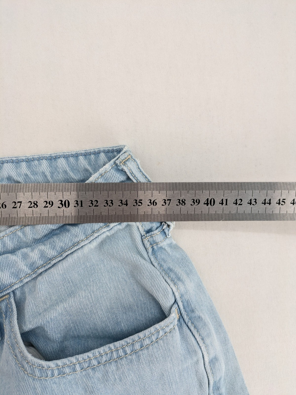 Hollister blue straight jeans low-rise baggy with raw hem and classic five-pocket design.