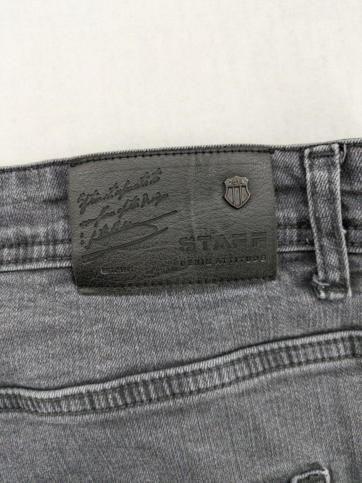 Herren black straight jeans 5-pocket style with zipper and button closure, cotton blend.