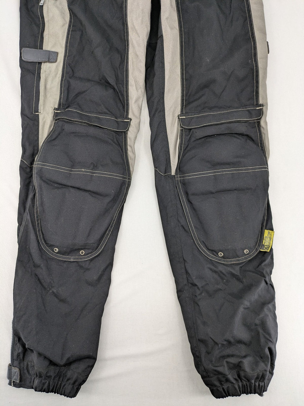 Pharao cream chaps with integrated knee protectors and adjustable waist belt.