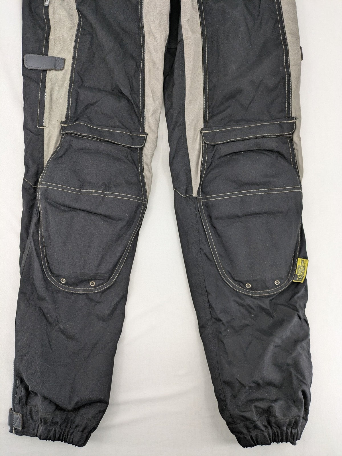 Pharao cream chaps with integrated knee protectors and adjustable waist belt.